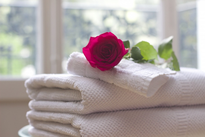 hotel-CHATEAUVERT-min_towel_rose_clean_care_salon_spa_white_bath-731641